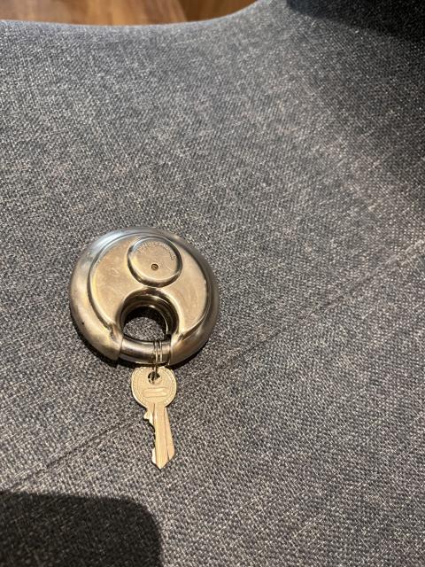 圓柱型白鐵掛鎖（常見於貨櫃、倉庫或大門防盜）