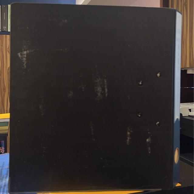 雙孔夾檔案夾（常見於辦公室與學校使用的雙孔大資料夾，內部帶有金屬拱形夾具與壓紋紙封面
